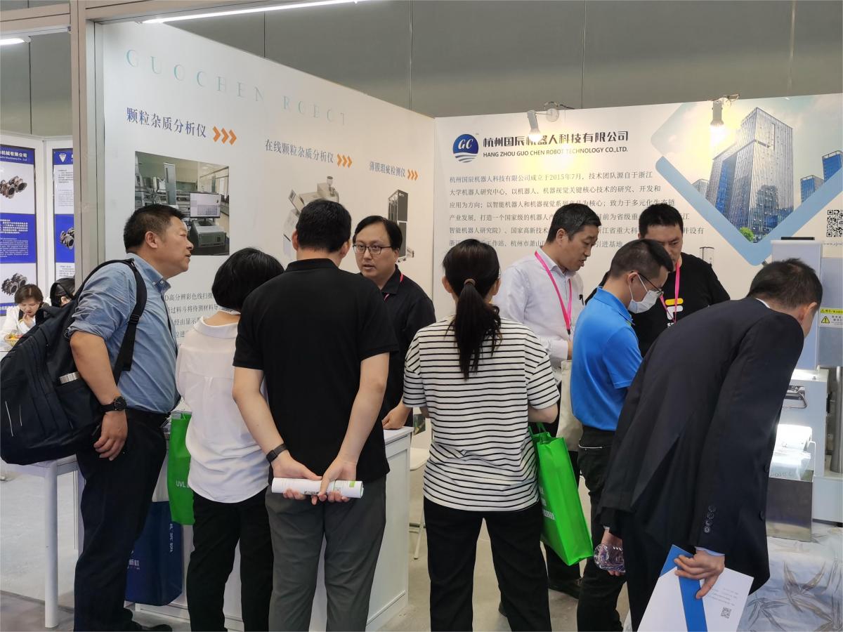 國辰展位上，到訪客戶圍觀、了解產(chǎn)品